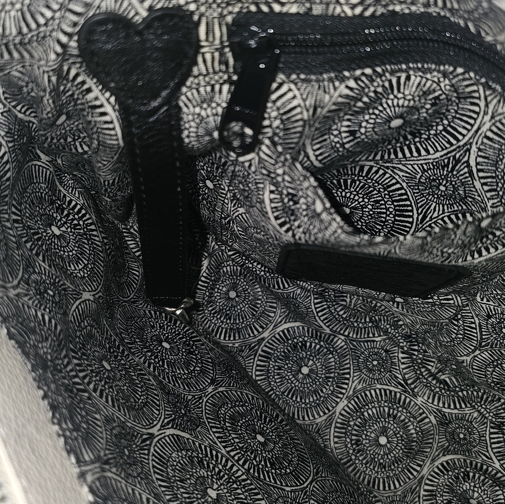 BRIGHTON FERRARA BLACK WHITE FLAVIA MEDALLION TOTE SHOULDER HANDBAG. RARE - Picture 5 of 14